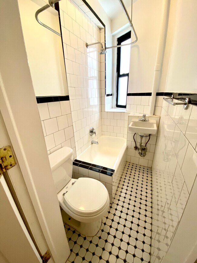 Building Photo - 230 E 78th St