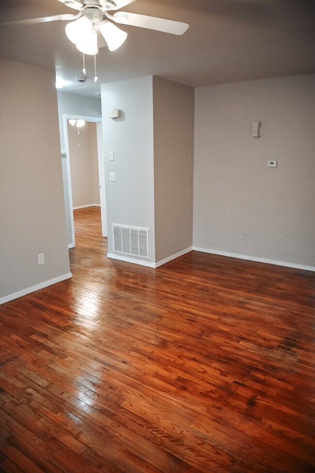 Building Photo - 4700 Walnut Grove Ave