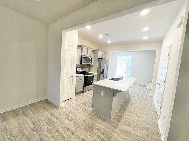 Building Photo - 1 year old  townhome near historic downtow...
