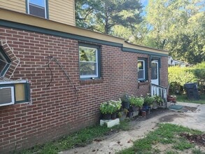 Building Photo - 206 Alesa Dr