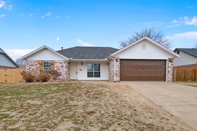 Modern 3-Bedroom Home with Open Kitchen & Fenced Yard - Modern 3-Bedroom Home with Open Kitchen & Fenced Yard