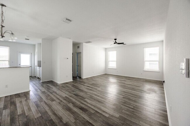 Foto del edificio - 448 English Oak St