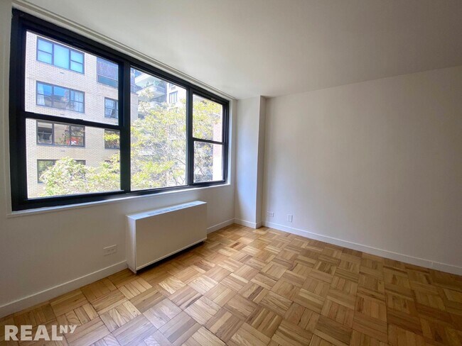 Foto del edificio - 333 E 49th St