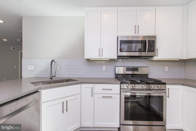 Building Photo - 720-22 S Sartain St