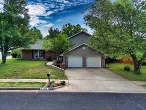 Building Photo - 2606 Lloyd Dr