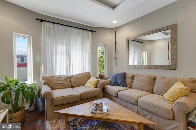 Foto del edificio - 221 W Girard Ave