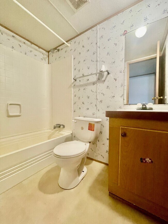 Building Photo - Welcome to this charming 2-bedroom, 2-bath...