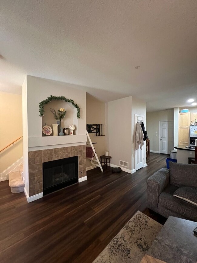 Building Photo - Gorgeous 2BD/2.5BA home located in Westmin...