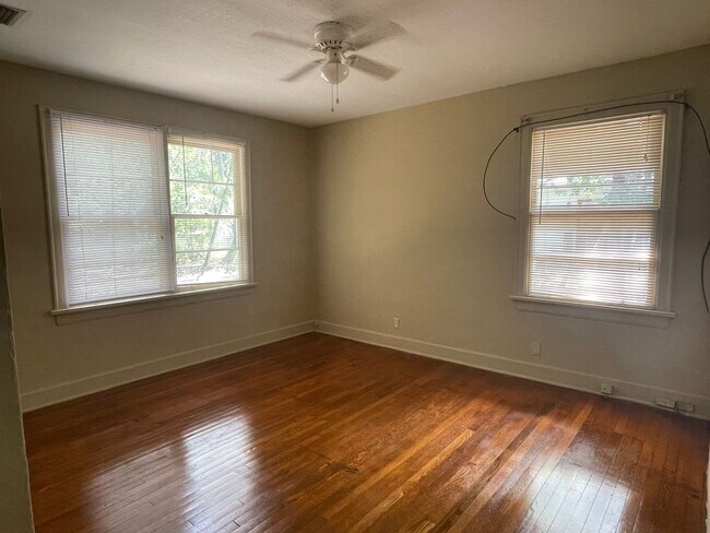 Building Photo - 3 Bedroom/1 Bath Home near VSU!!
