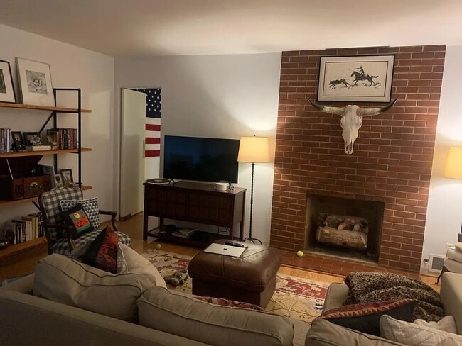 Living Room (Not Furnished) - 543 W Coronado Rd