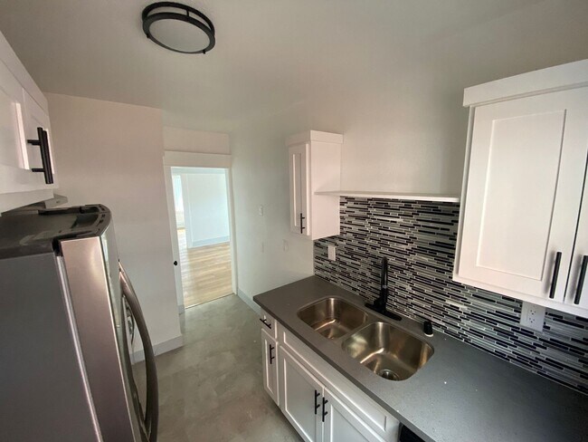 Foto del edificio - MOVE IN SPECIAL - Modern DTLB living with ...