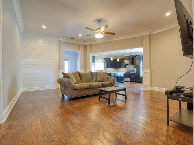 Foto del edificio - Beautiful 4BD/3.5BA. Fenced in Back Yard!!