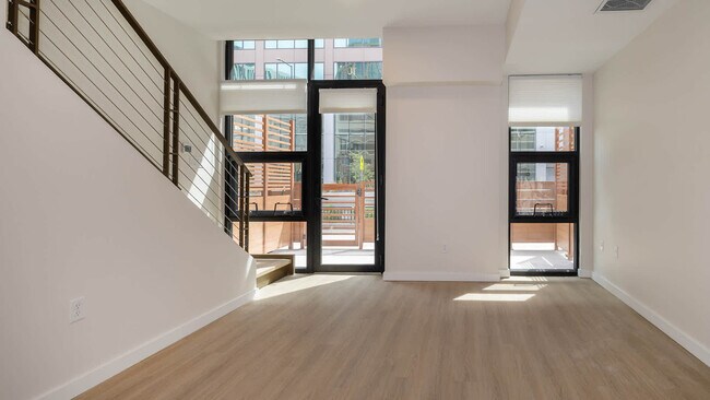 Sala de estar con suelo de superficie dura - Skyhouse Denver