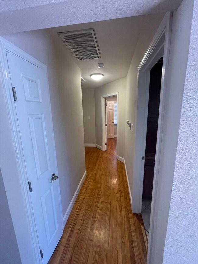 Building Photo - Great 3 Bedrooms 1 Bath home near Lake Chabot