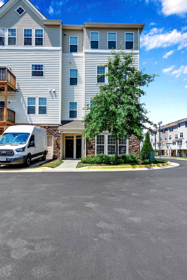 Building Photo - 24606 Byrne Meadow Sq