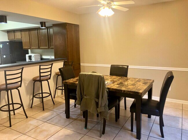 dining room - 6701 Dickens Ferry Rd