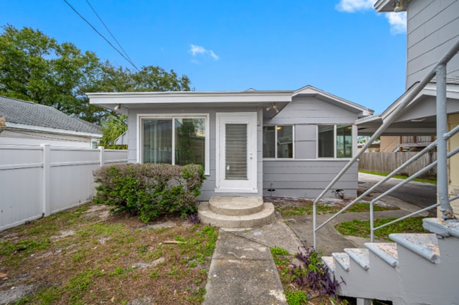 Building Photo - 3BD/1BA Home Available Now in North St.Pet...
