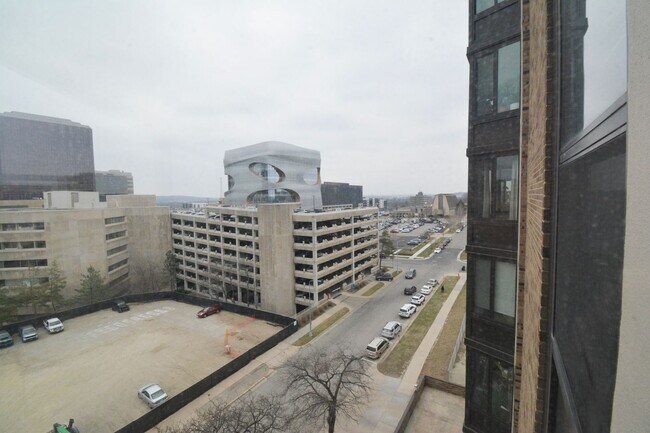 Foto del edificio - Furnished Unit STEPS FROM THE MAYO CLINIC FACILITIES Rochester Towers Condo For Rent!