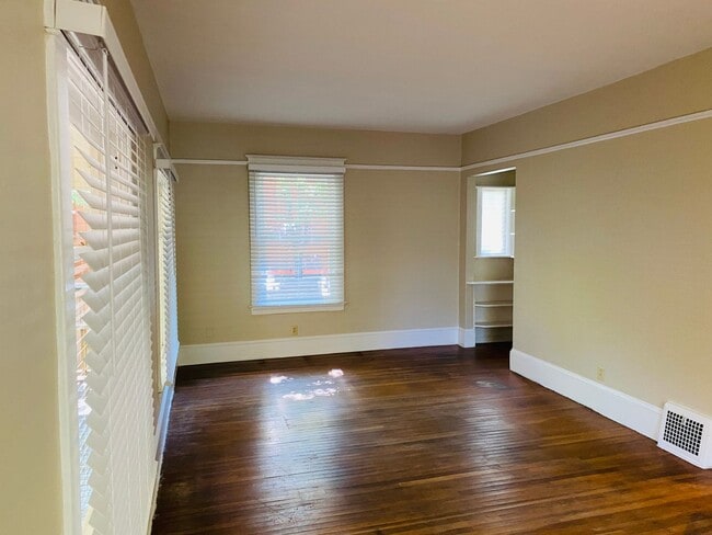 Building Photo - Charming 2 bed Bungalow