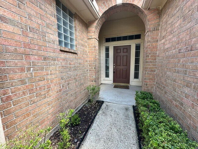 Building Photo - For Lease | 4 Bed, 2 Bath |2,280 Sq Ft | C...