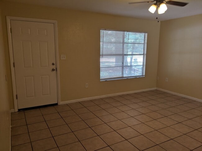 Foto del edificio - 4-bedroom, 2-bath home on University Ave next to UF