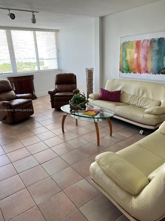 Foto del edificio - 5005 Collins Ave