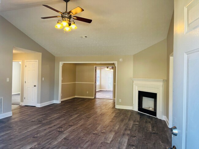 Foto del edificio - Wow! Spacious, newly renovated 3 bedroom 2 bathroom home in College Park! Must see!!