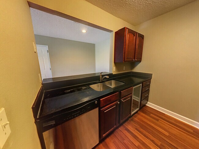 Foto del edificio - Gorgeous 1 bedroom 1.5 bathroom condo with...