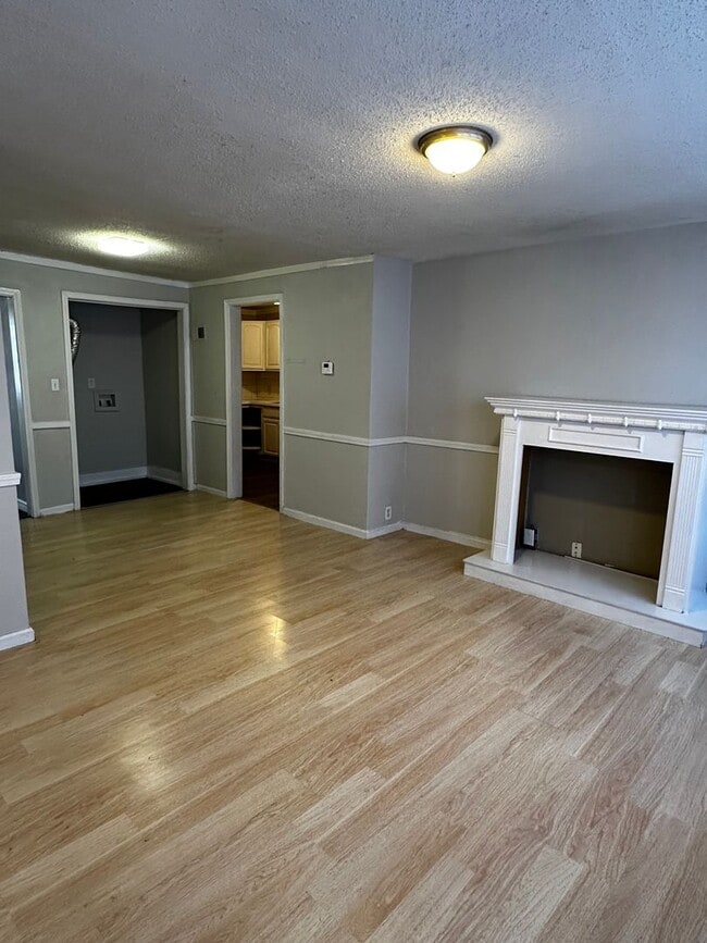 Building Photo - 3 bed 1 1/2 bath