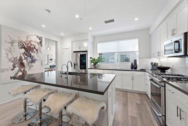 Building Photo - 213 Placemark