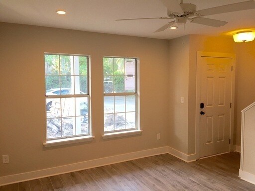 Foto del edificio - 2 Bedroom 1.5 Bath Townhouse - Downtown Charleston