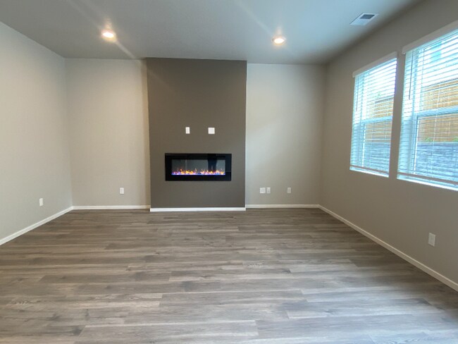 Building Photo - 3550 SW Snowberry Ave