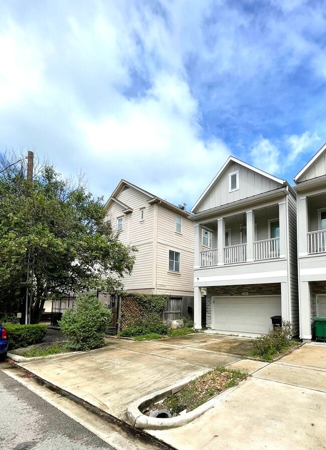Photo - 1211 Marconi St House