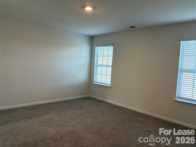 Foto del edificio - 4119 Village Blvd NW