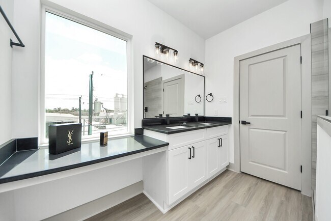 Foto del edificio - 5321 Kindred Gdn Ln