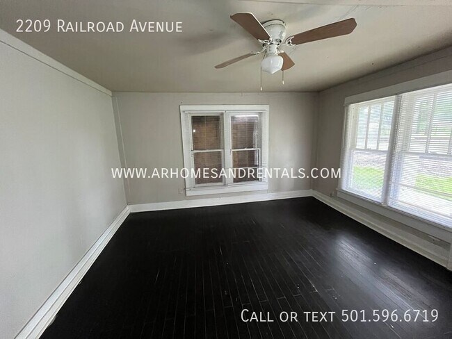 Foto del edificio - 2209 Railroad Ave