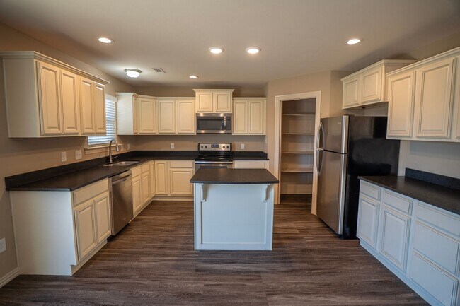 Foto del edificio - Spacious 3 Bedroom, 2 Bathroom home!