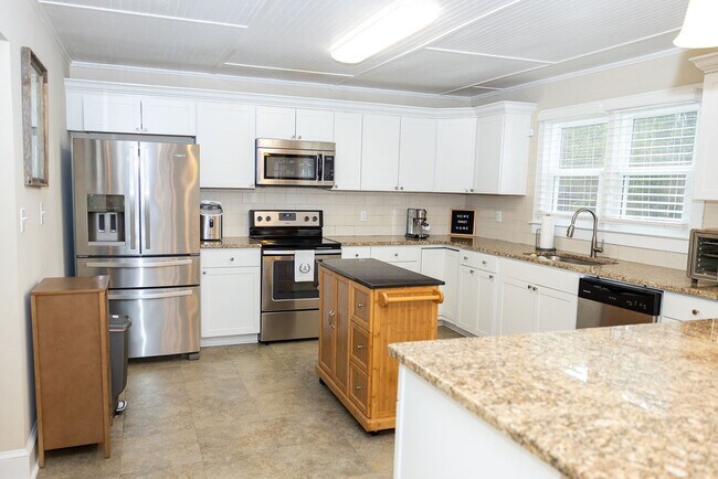 Building Photo - Beautifully updated ranch-style home offer...