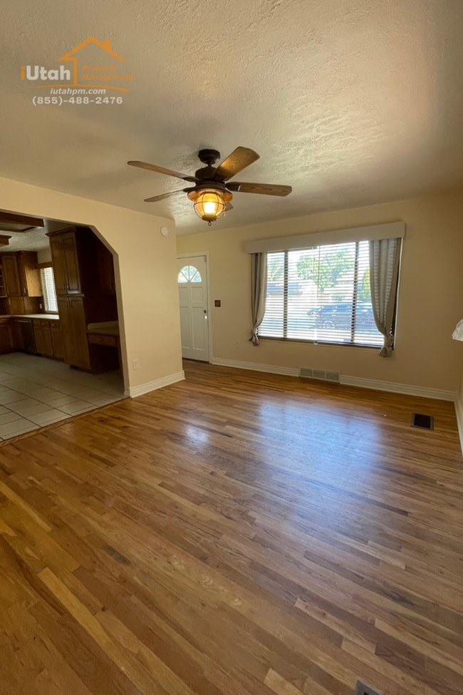 Building Photo - 4 bdrm 2 bth Home