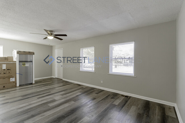 Building Photo - 107 Camellia Cir