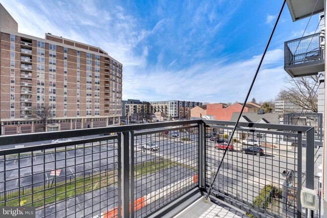 Building Photo - 1320 Fenwick Ln