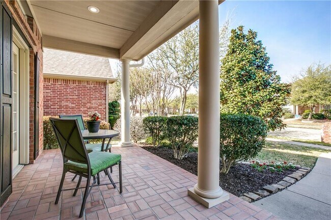Foto del edificio - Immaculate home on a beautifully landscaped lot, tandem garage, plenty of storage!