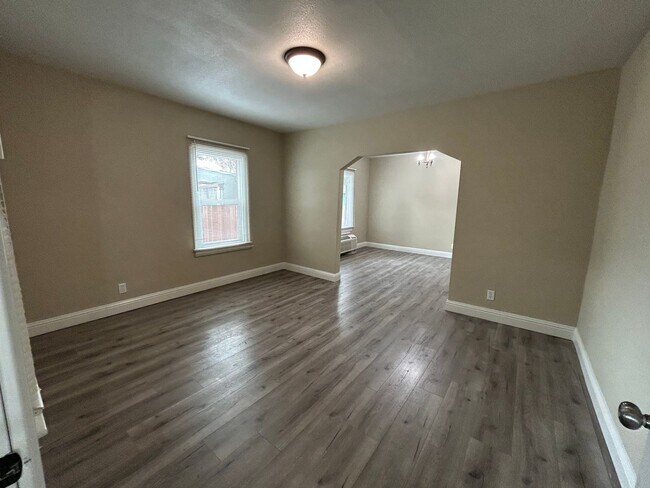 Building Photo - Spacious 2 Bed 2 Bath Close to Downtown