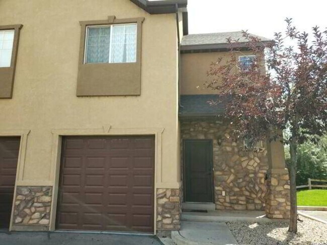 Foto del edificio - Beautiful 3 Bedroom Town Home PG!