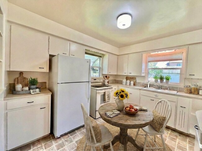 Foto del edificio - Cozy 2 bed 1 bath Home with Fenced Yard!