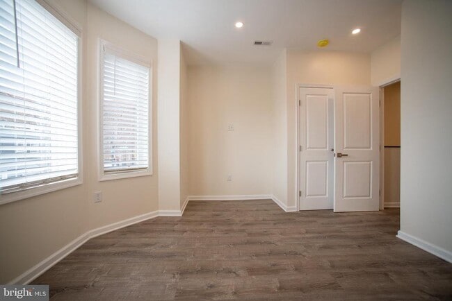 Foto del edificio - 2049 Snyder Ave