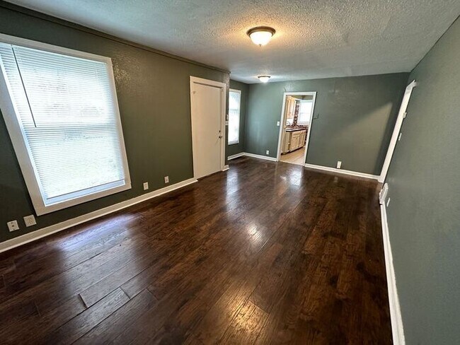Building Photo - Cozy 2 bedroom, 1 bathroom home in Raytown...