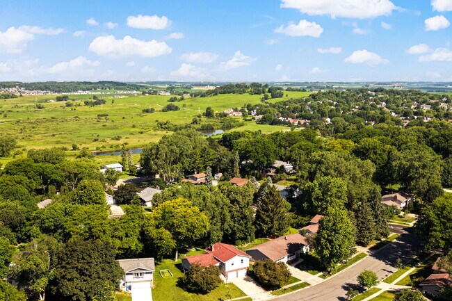 Foto del edificio - 3622 Rolling Hill Dr