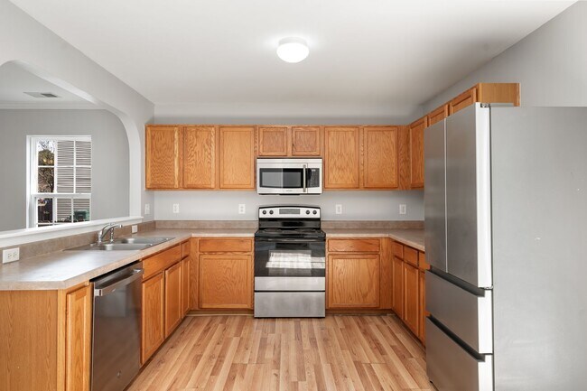 Foto del edificio - Charming 3-Bedroom With Fenced Yard Available Early May!