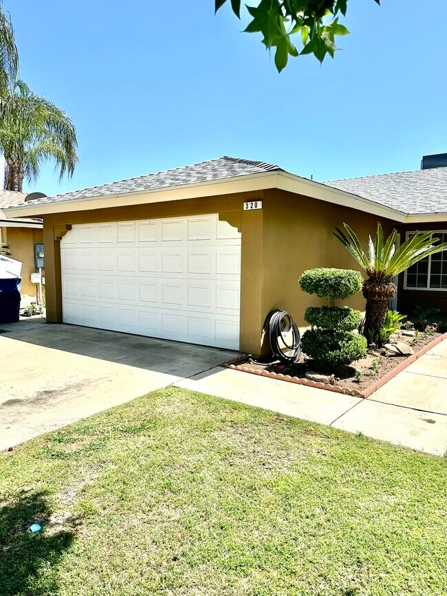 Foto del edificio - 320 Meadow Ln
